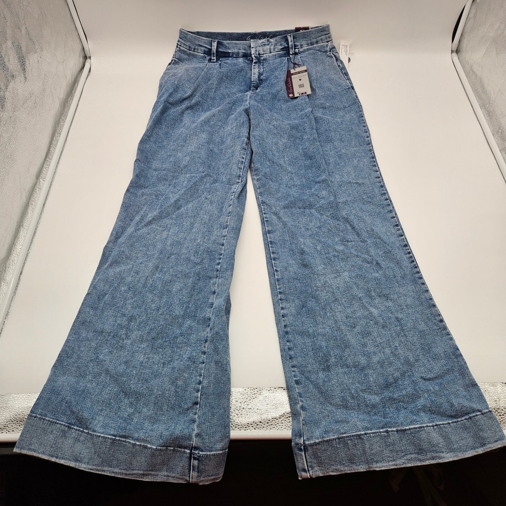 Gloria Vanderbilt Blue Flare & Wide Leg Jeans. Vintage. Really flattering jeans